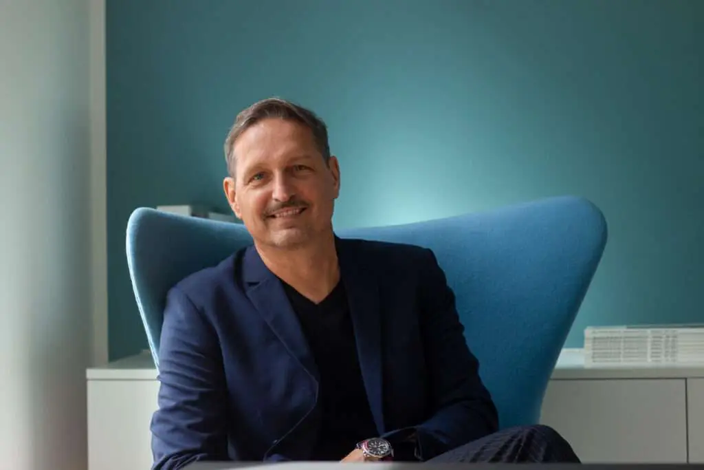 Achim Damm in blauem Stuhl