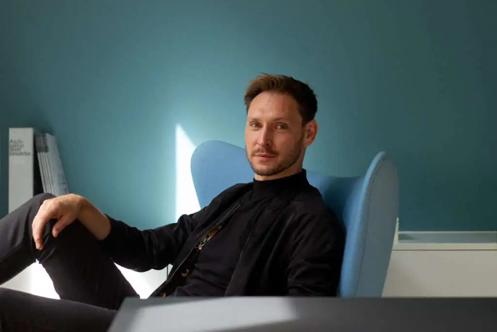 Ferenc Graefe in blauem Stuhl