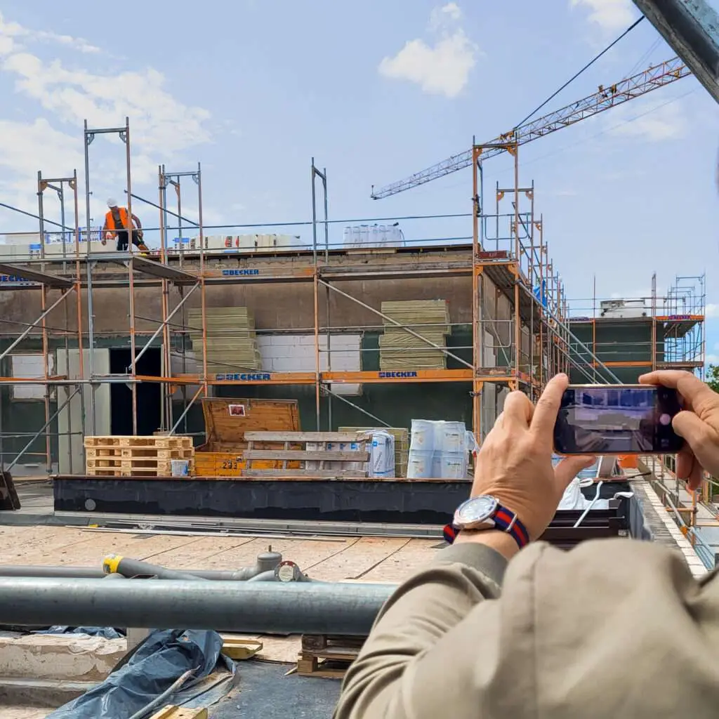 Hier wird eine Baustelle eines Hauses fotografiert