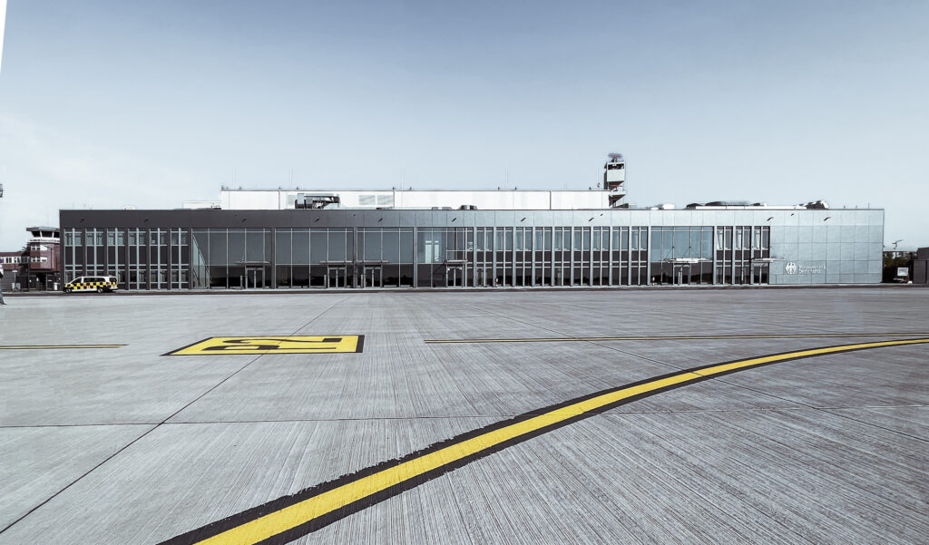 Flughafenterminal mit Landebahn und gelben Linien