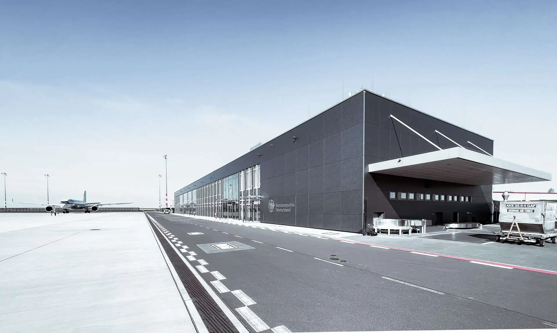 Außenansicht eines schwarzen Flughafengebäudes