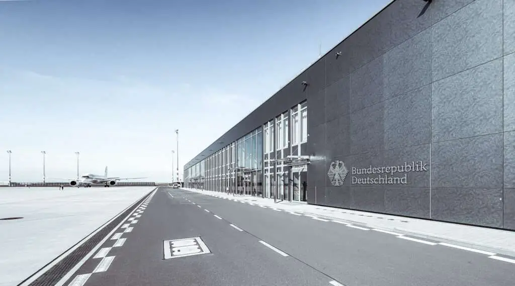 Seitenansicht eines Flughafens mit Flugzeug davor