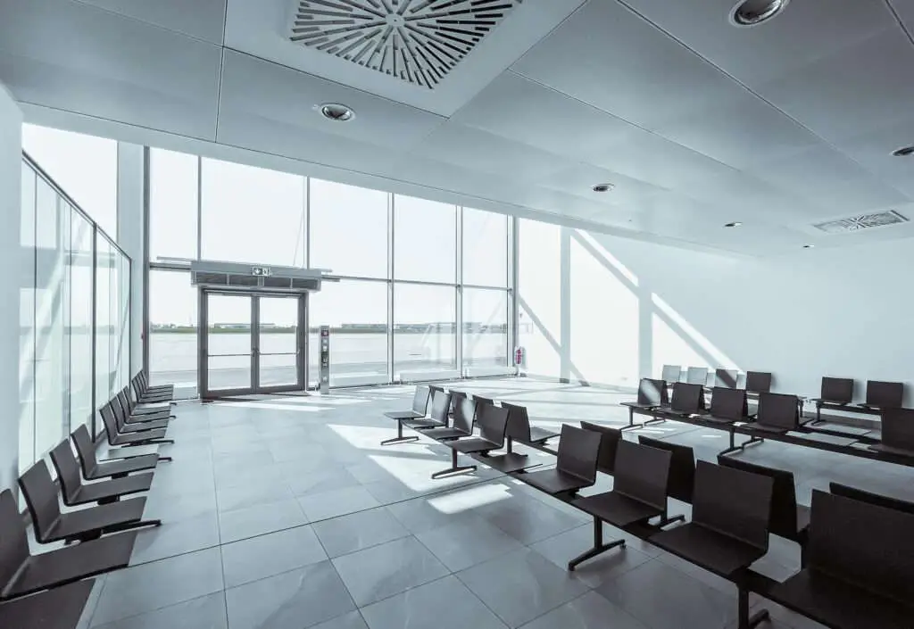 Wartebereich mit vielen Stühlen