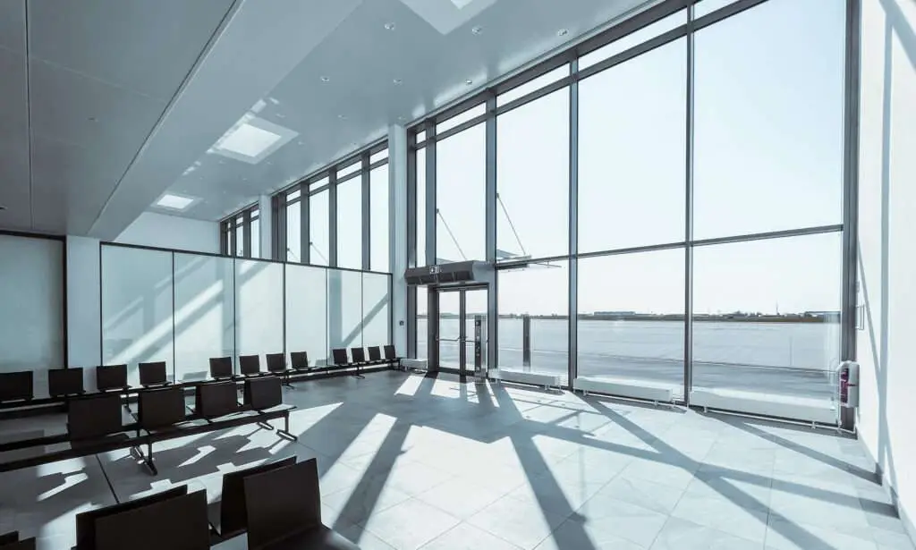 Wartebereich eines Flughafens mit Blick auf das Rollfeld