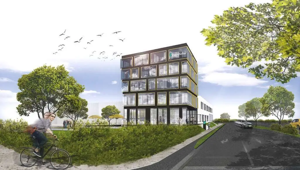 Gebäude bei Tag mit Straße und Radfahrer im Vordergrund