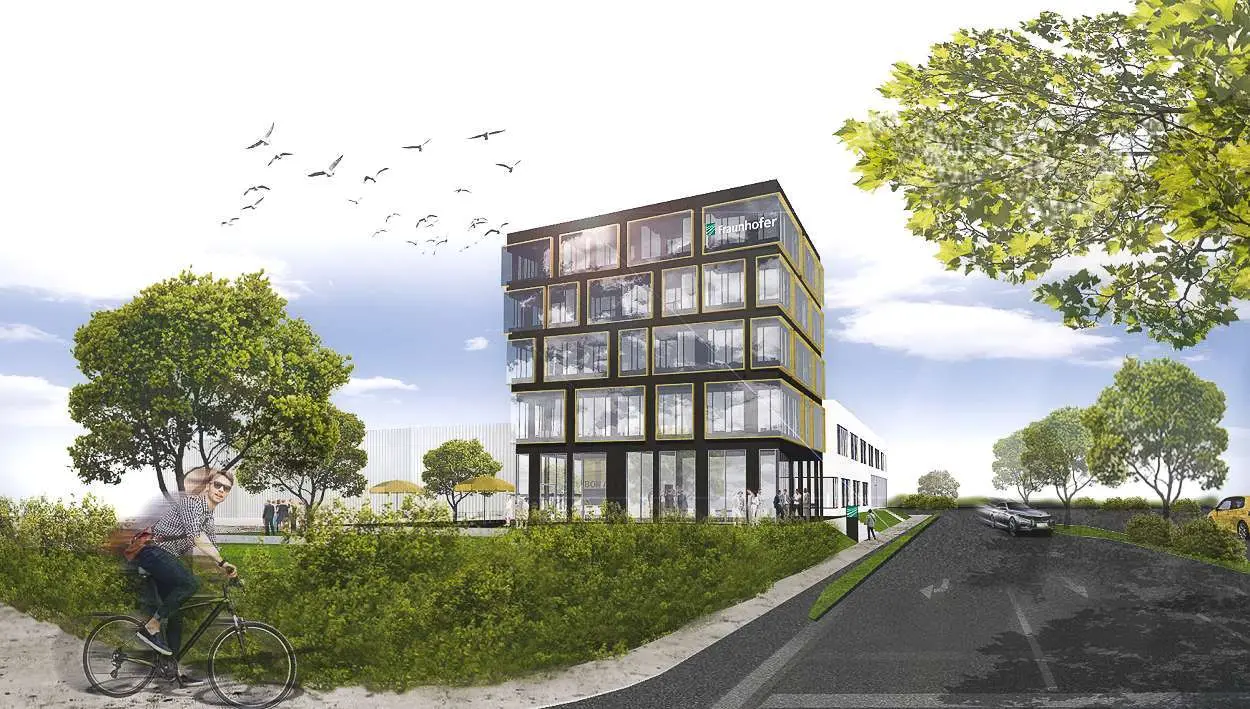 Gebäude bei Tag mit Straße und Radfahrer im Vordergrund