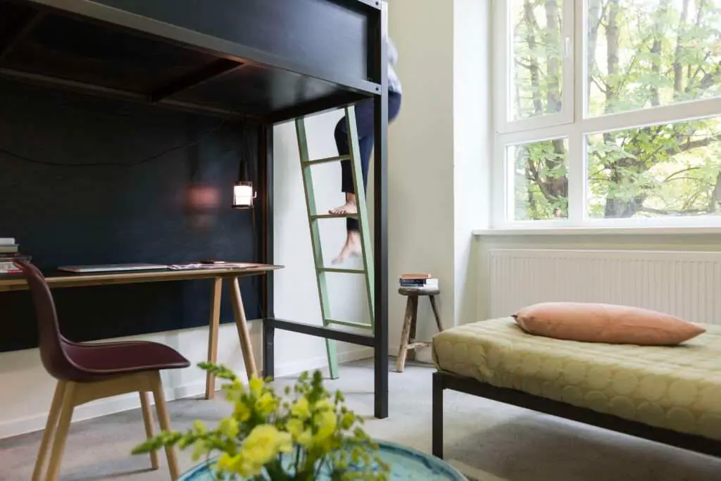 Hochbett mit Schreibtisch und Stuhl darunter