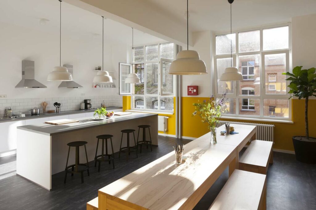moderner und kreativer Küchen- und Essbereich mit Stühlen und Bänken