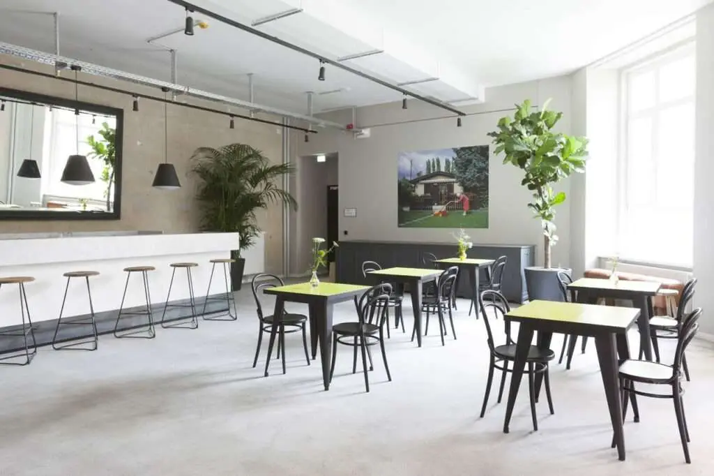 Essbereich mit Bar in der linken Ecke