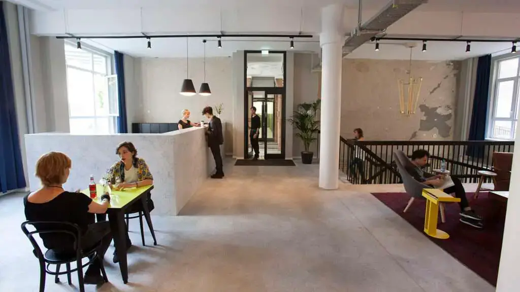 Aufenthaltsbereich mit viel Beton und einigen Personen