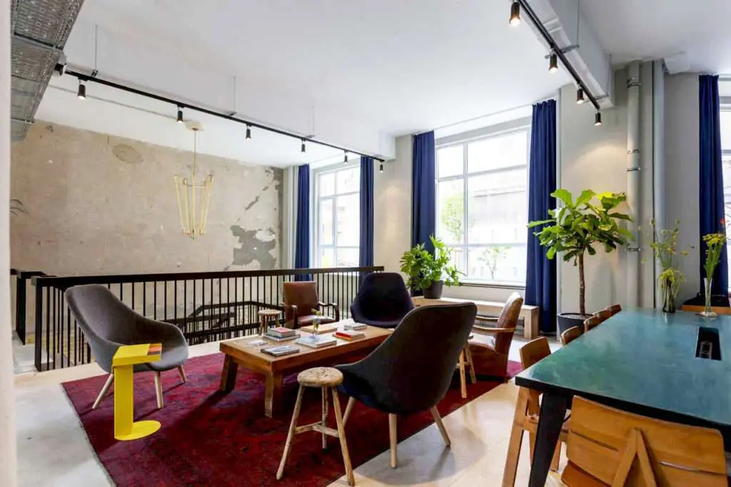 Aufenthaltsbereich mit viele Farben, Tischen und Stühlen