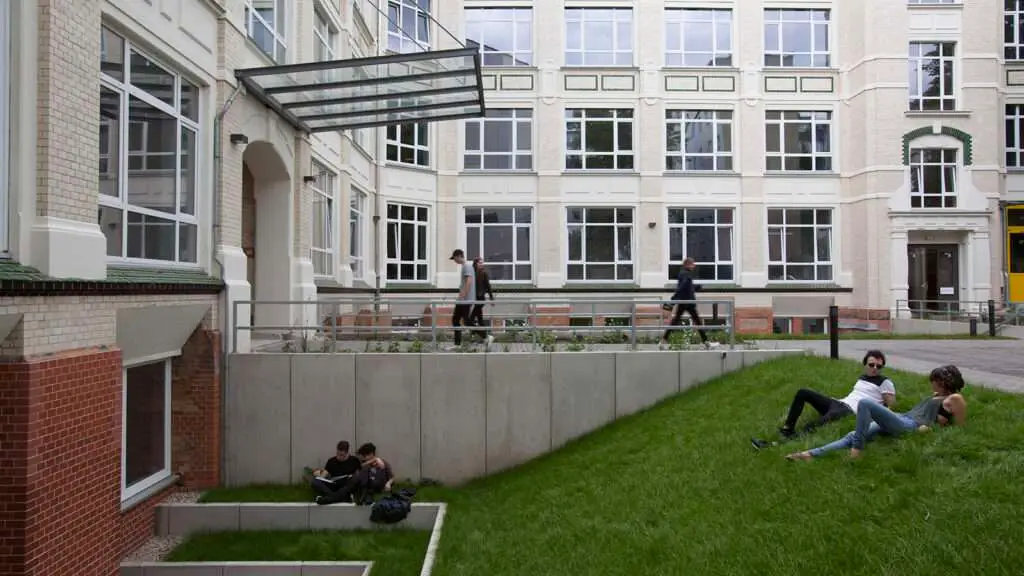 Außenbereich mit Wiese und Menschen