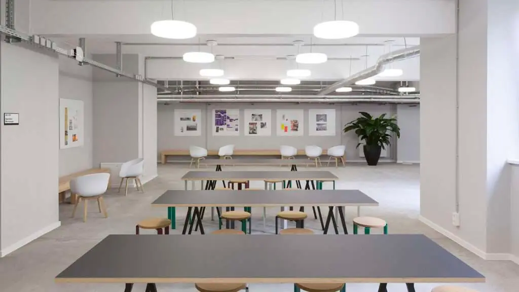 großer Raum mit Tischen und Stühlen