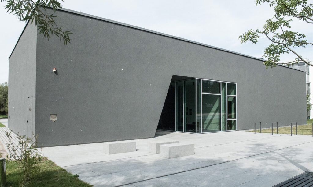 futuristisches Galeriegebäude mit einem kleinen Einschluss von Fenstern in der Mitte