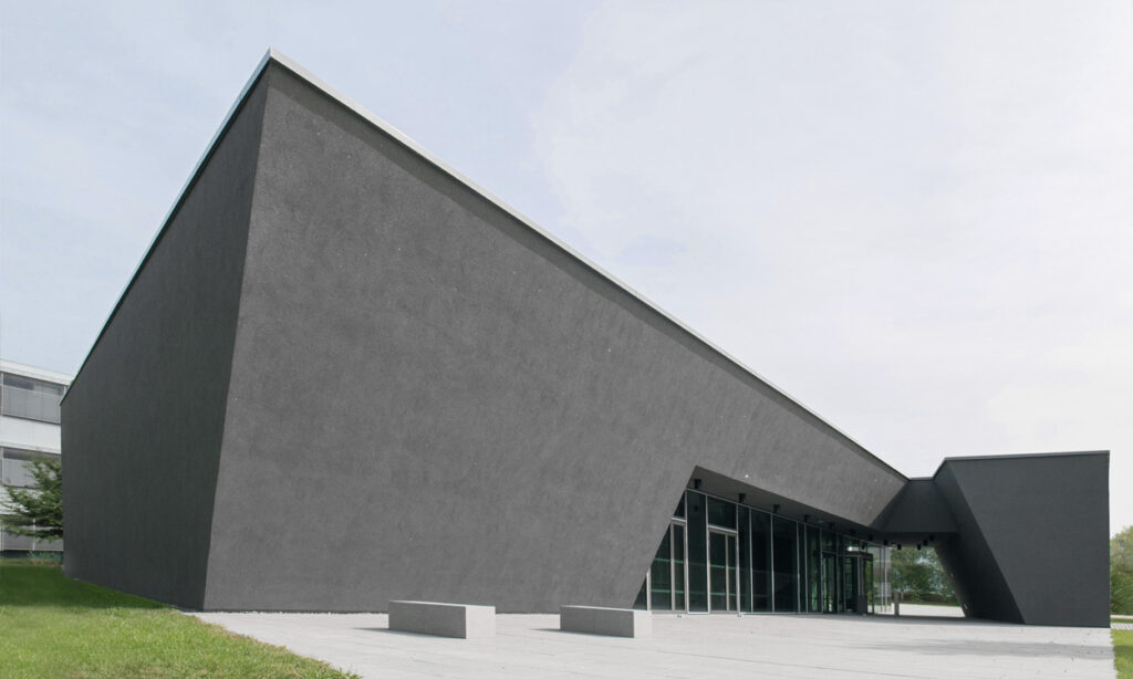 abstrakte Architektur mit grauer Fassade und einer Mischung aus Beton und Glas