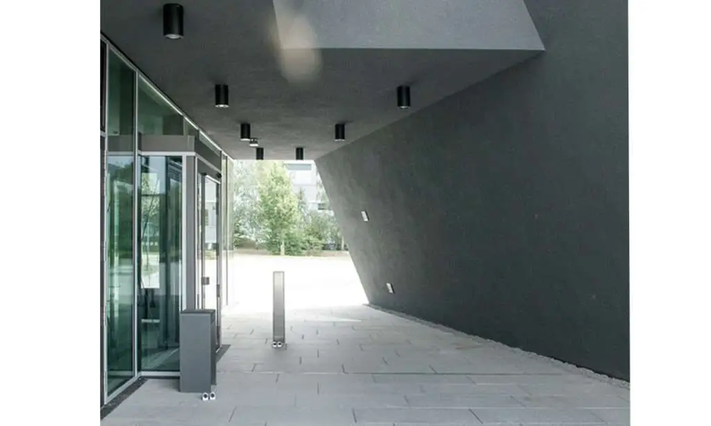 Eingangsbereich mit abstrakten Formen