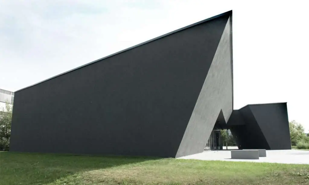 spitzes Gebäude mit schrägen Häuserkanten und viel Beton