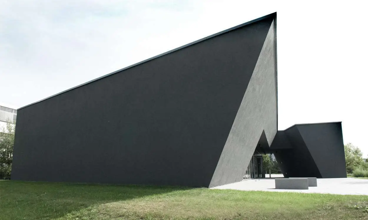 spitzes Gebäude mit schrägen Häuserkanten und viel Beton