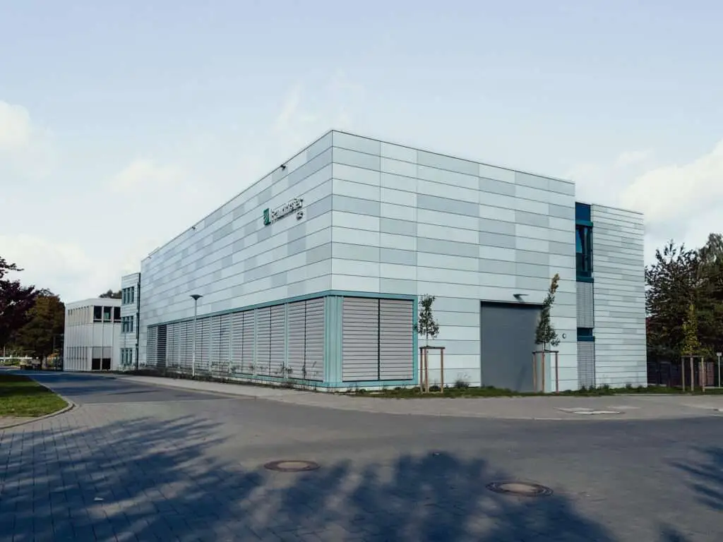 Einfahrt zum Frauenhofer Institut und Blick auf die Montagehalle