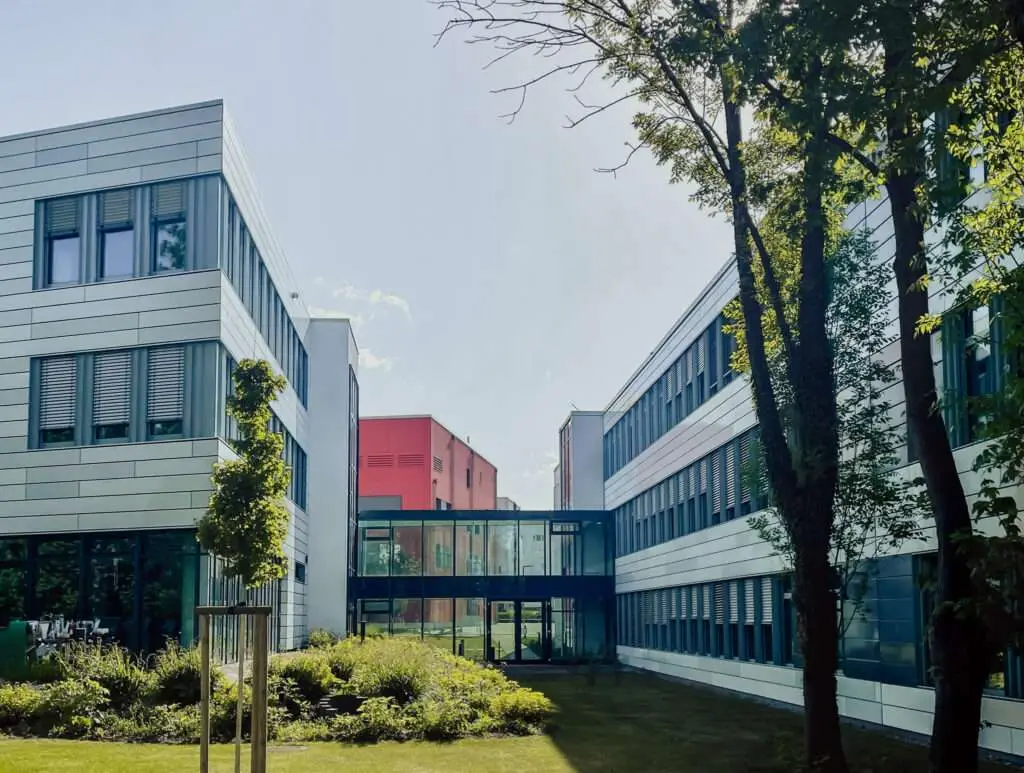 Außenbereich einer Firma mit Büschen und Bäumen