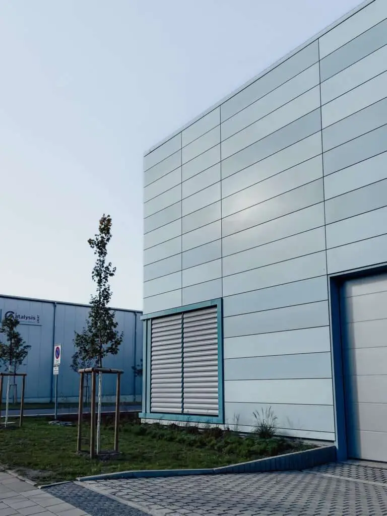 Fassade eines zweistöckigen Gebäudes in plattenoptik mit einer Einfahrt