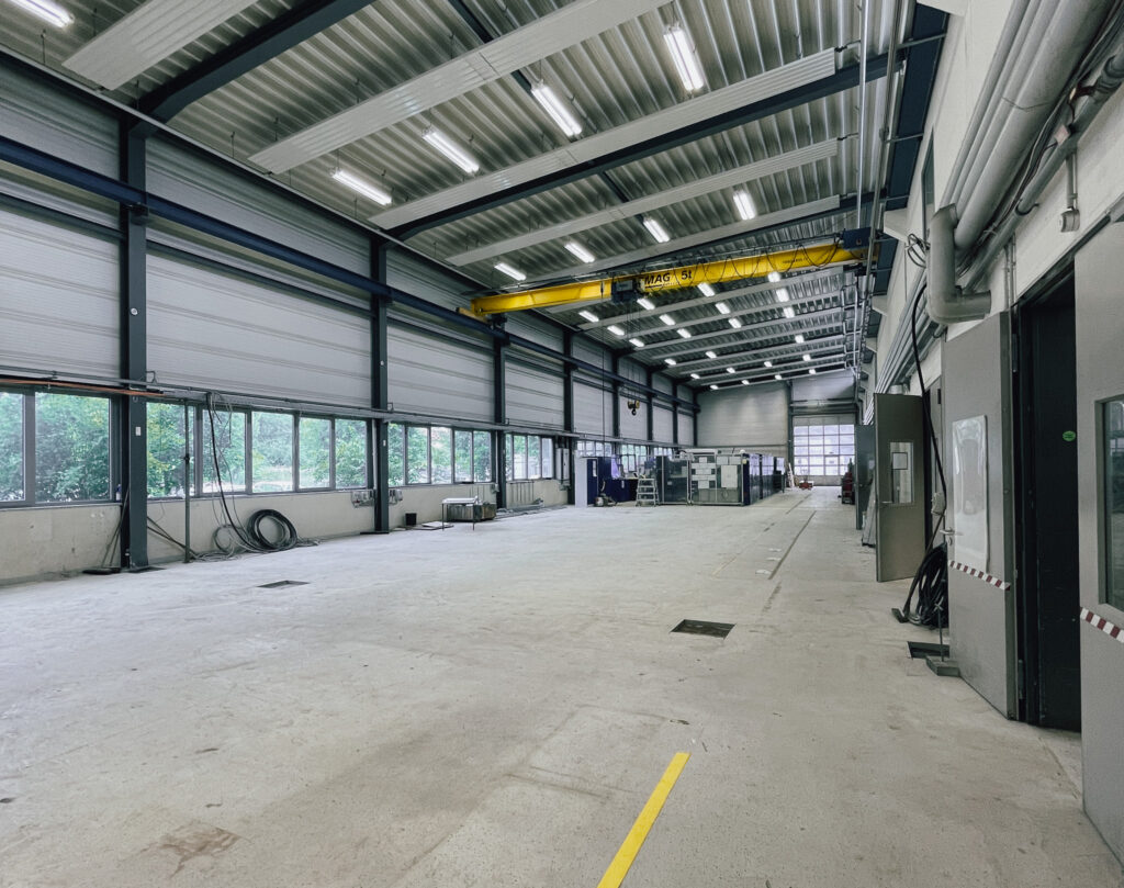 Werkstatthalle mit hohen Decken und Industriekran