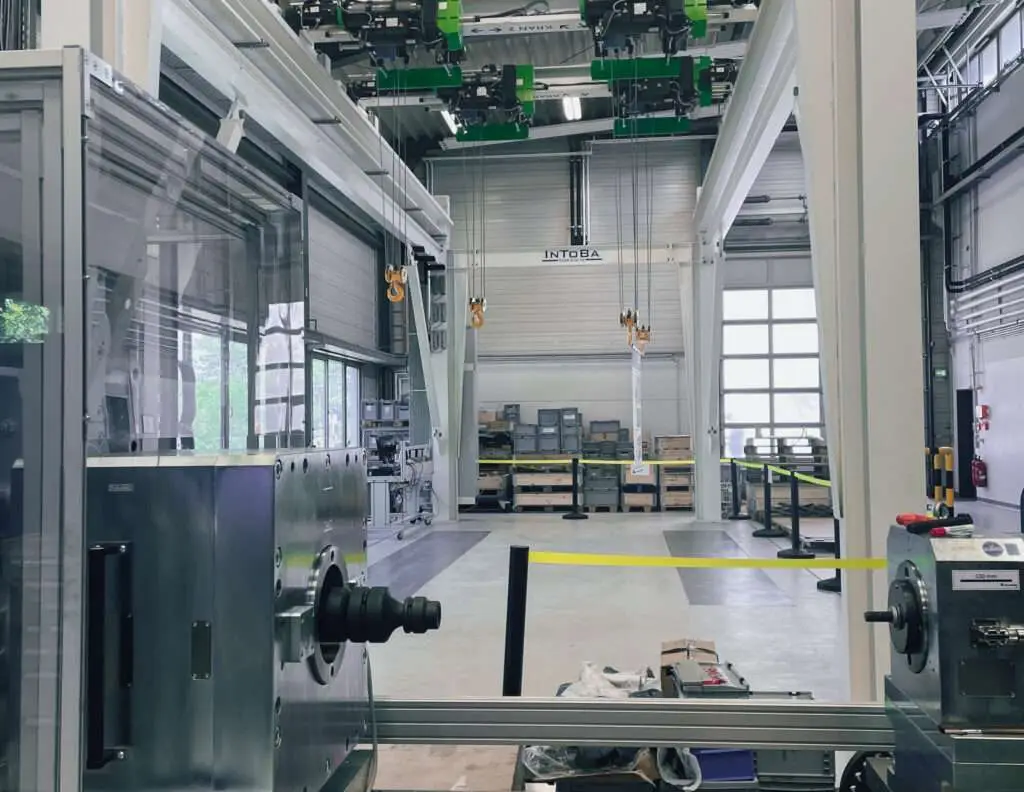 eine Industriehalle mit Maschinen und Kränen