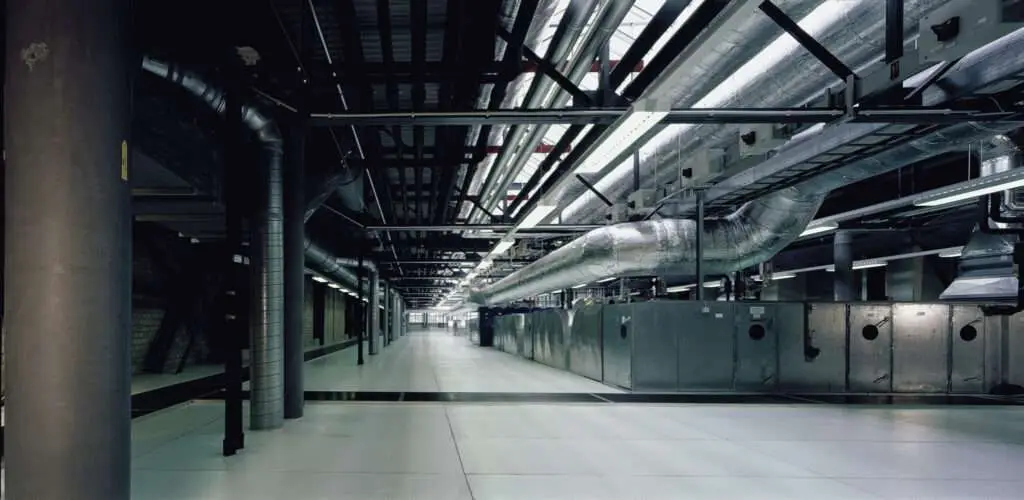 große Lüftungsschächte in einer Halle