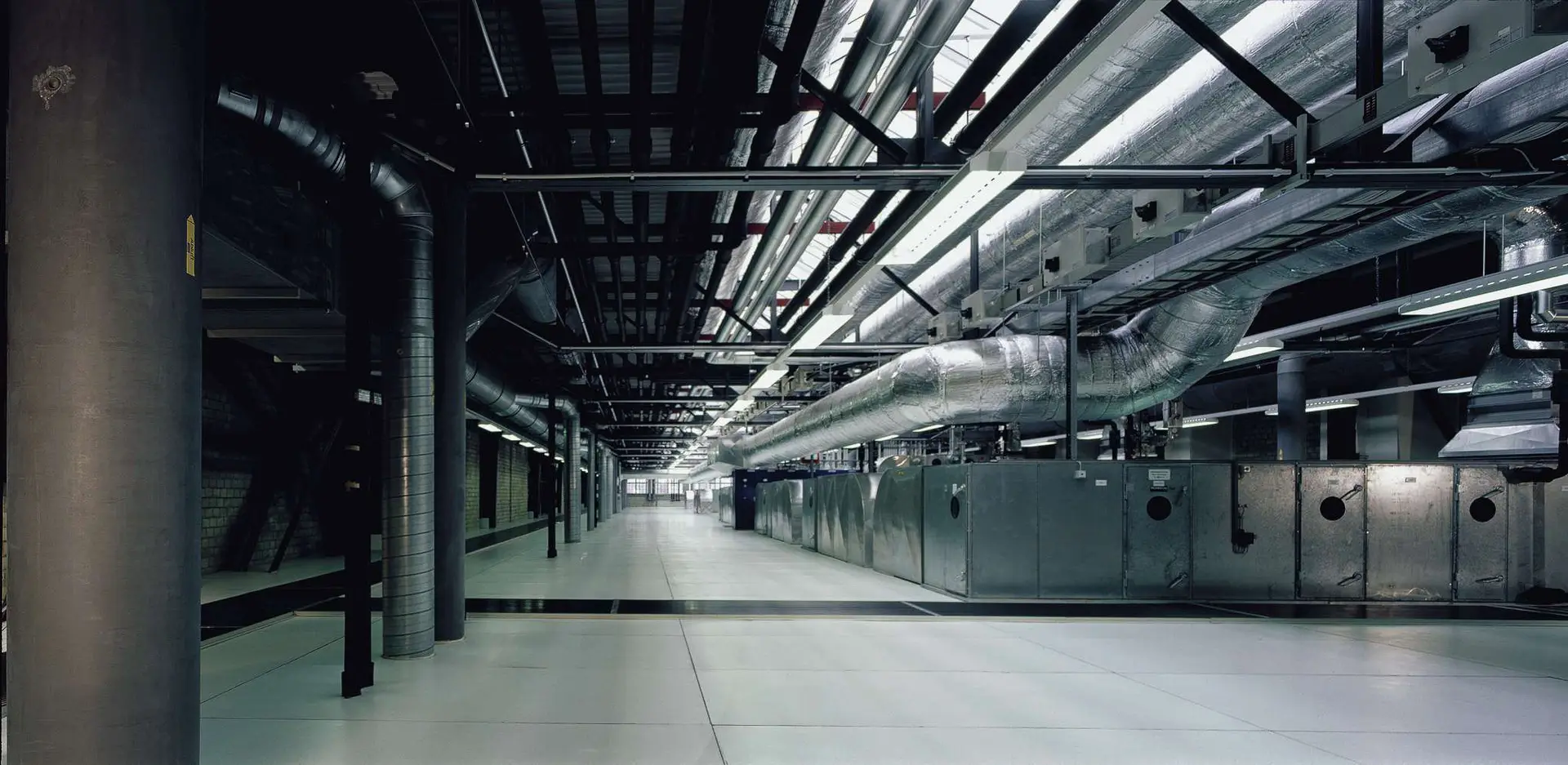 große Lüftungsschächte in einer Halle