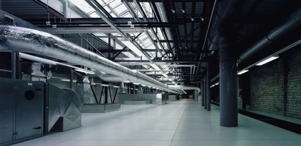 großer Maschinenraum mit vielen Rohren und viel Metall