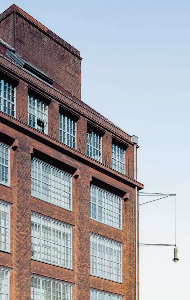 Hausecke mit riesigen Fenstern in einem alten Industriegebäude