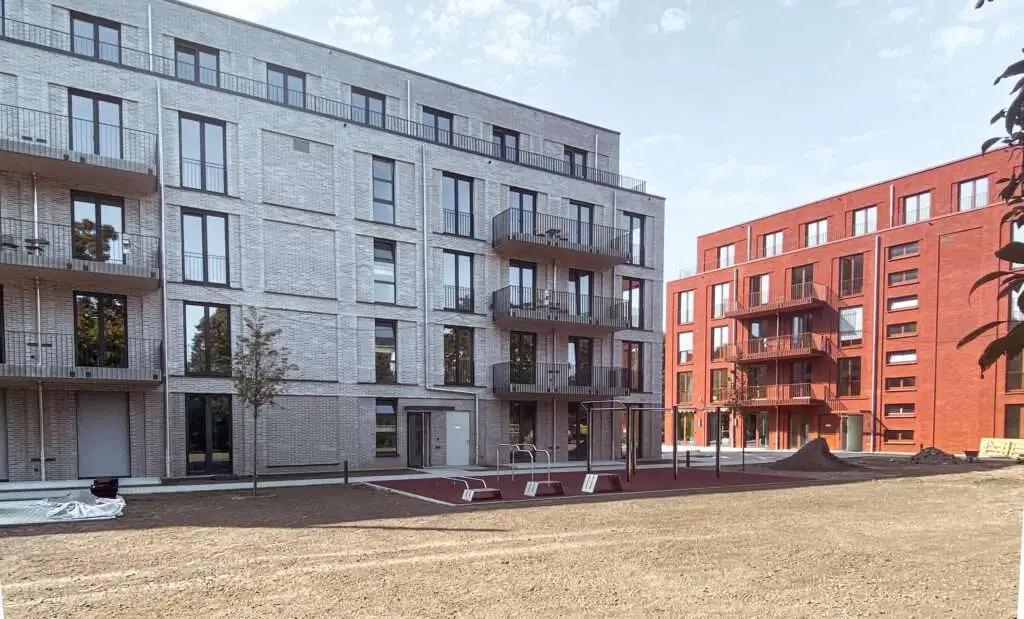 Wohnhaus in moderner Bauweise mit Bodentiefen fenstern