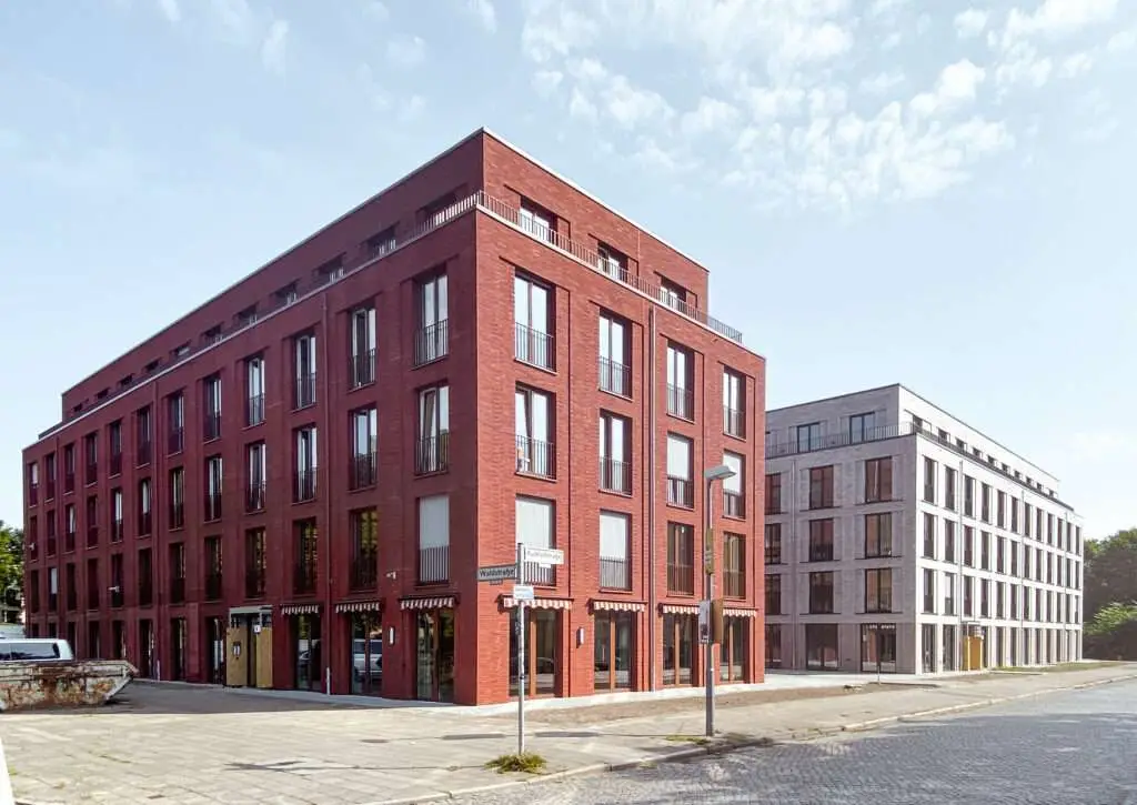 Straßenecke mit Ladenflächen und darüber liegenden Wohnungen