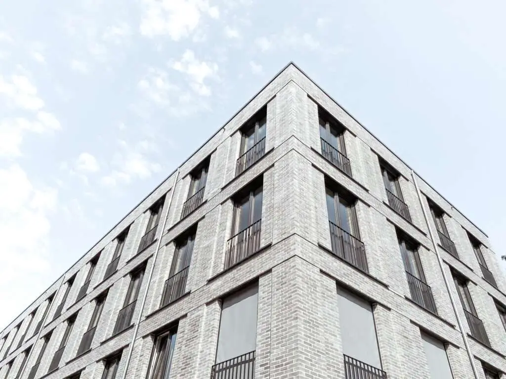 Haus aus der Froschperspektive Fotografiert in grauem Klinkerdesign