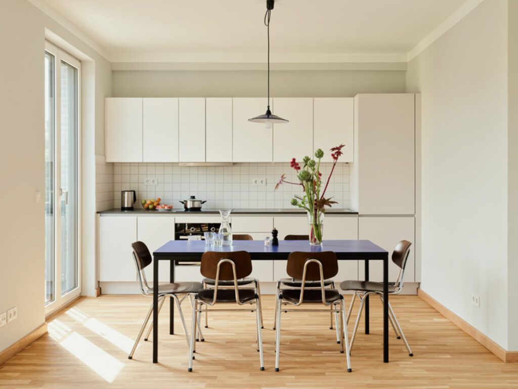 minimalistische Küche mit Esstisch und Stühlen
