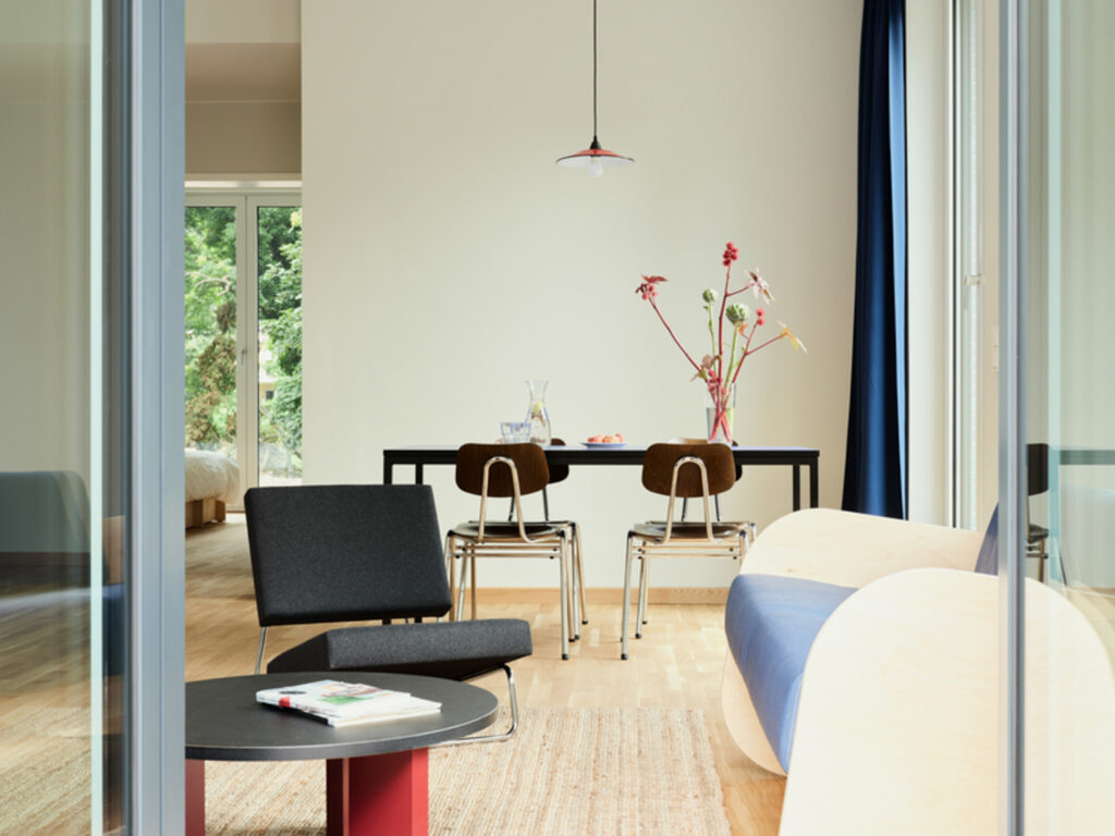 Wohnbereichansicht mit Esstisch und Sitzgelegenheiten im künstlerischen Stil