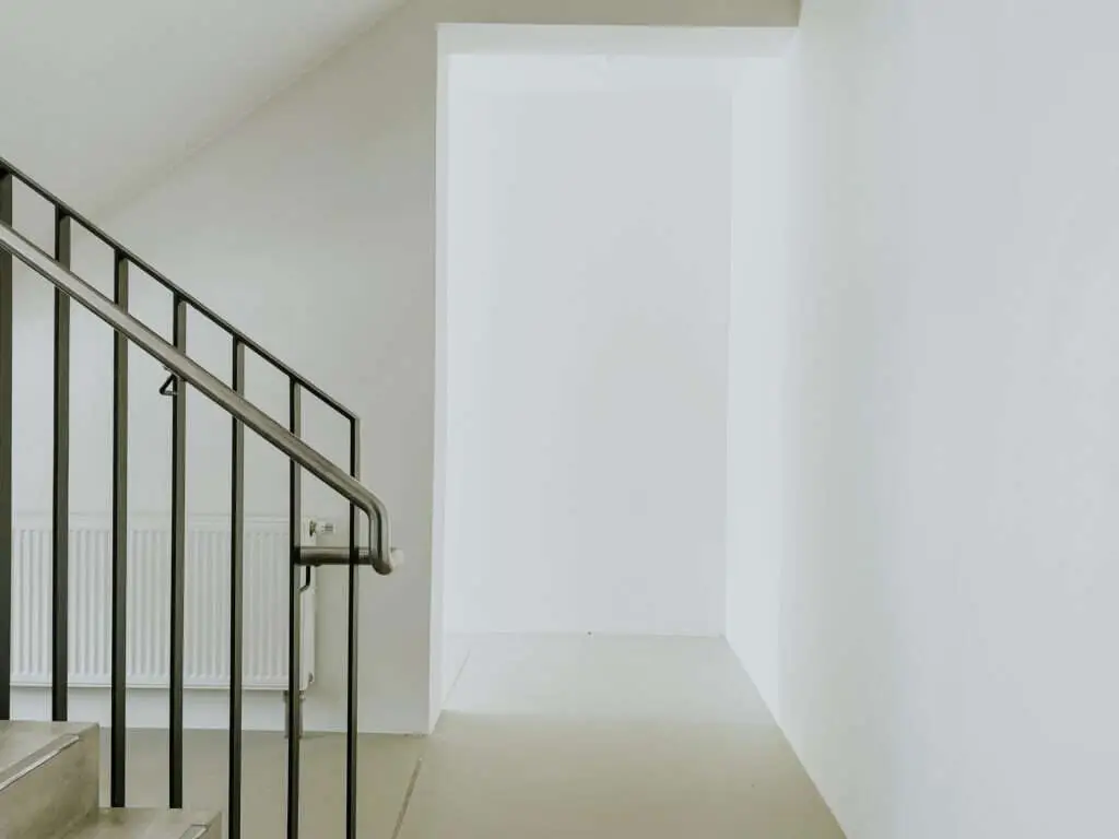 Flur in weiß mit schwarzem Geländer