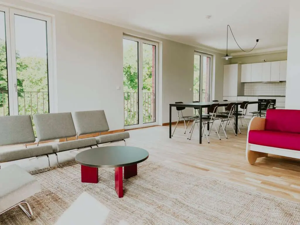 Gemeinschaftsessbereich in lichtdurchflutetem Raum mit Couch