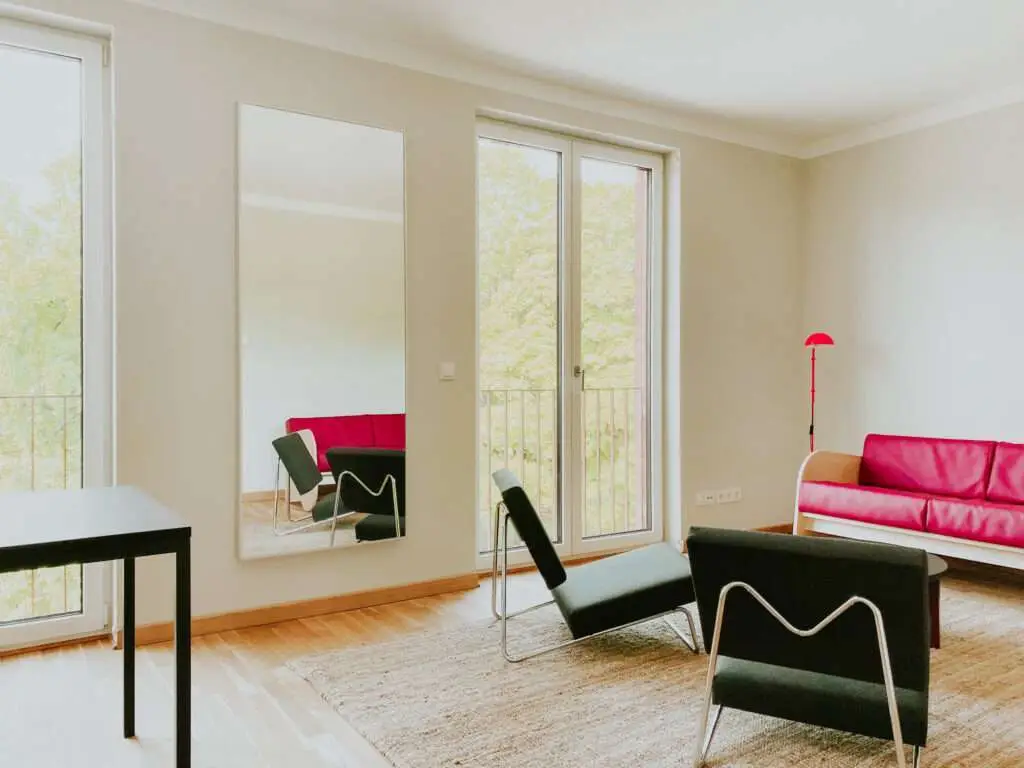 minimalistisch eingerichteter Aufenthaltsraum mit viel Licht