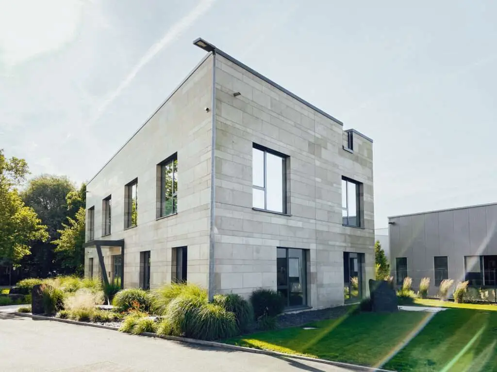 totale Ansicht von einem Steingebäude in moderner Architektur