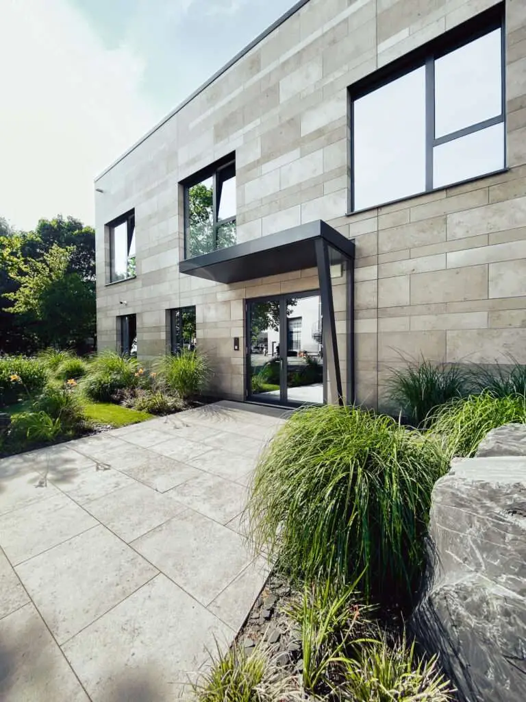 Eingangsbereich und große Fenster eines modernen Bürogebäudes