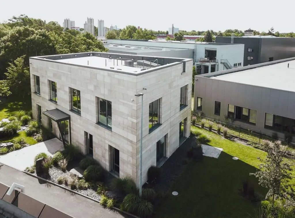 Drohnenansicht von einem modernen Bürogebäude