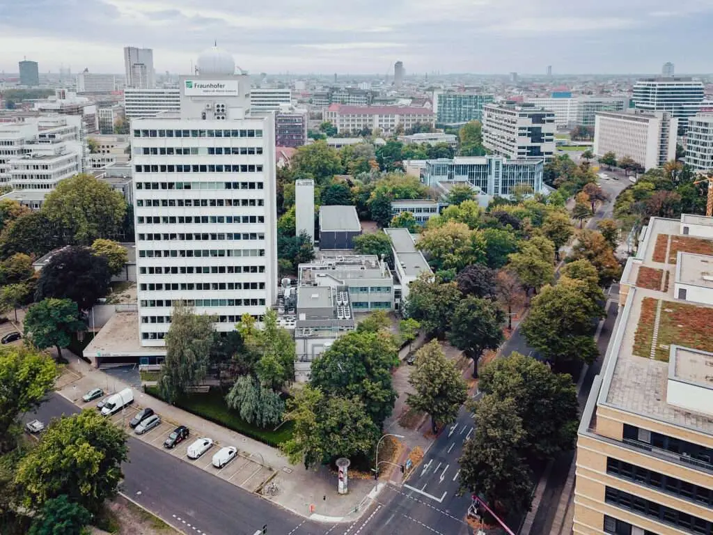 Drohnenaufnahme von einem hohen Gebäude und einer Straßenkreutzung