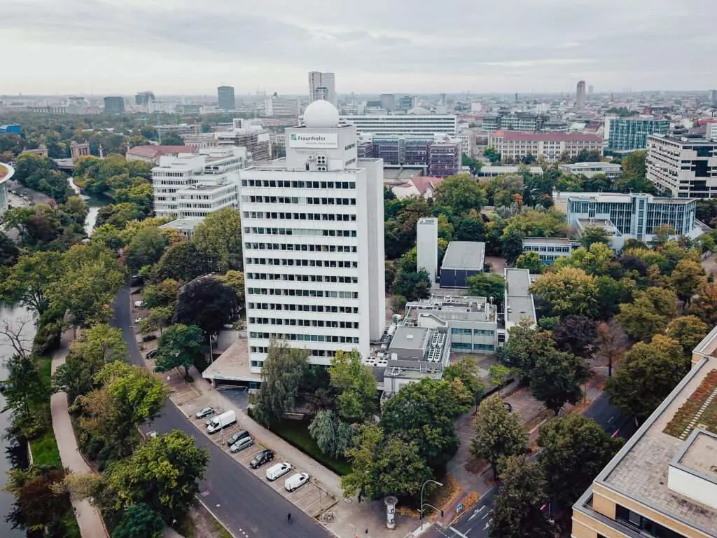 Fraunhofer Institut mit Messstation auf dem Dach