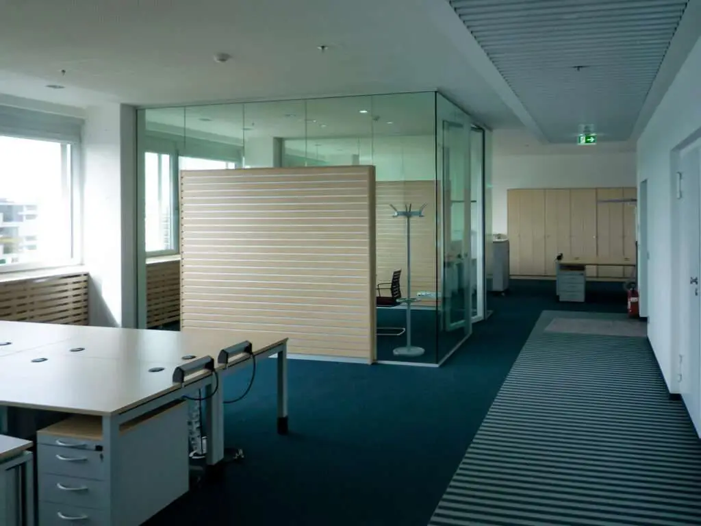 Großraumbüro mit viel Glas und einem Besprechungszimmer