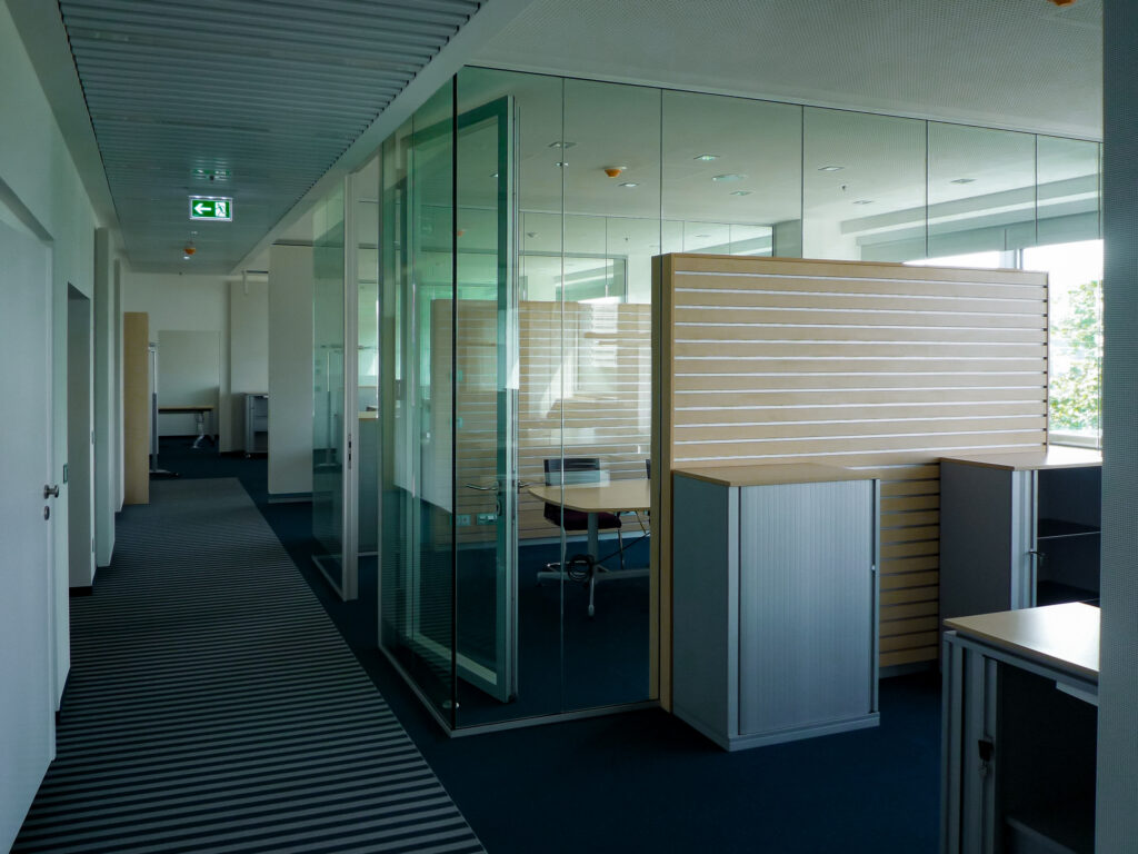 Büroinnenraum mit vielen Büros und Glaswänden