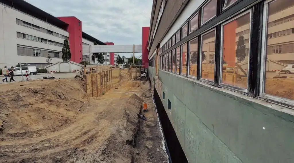 Baustelle der Außenanlage eines Hauses