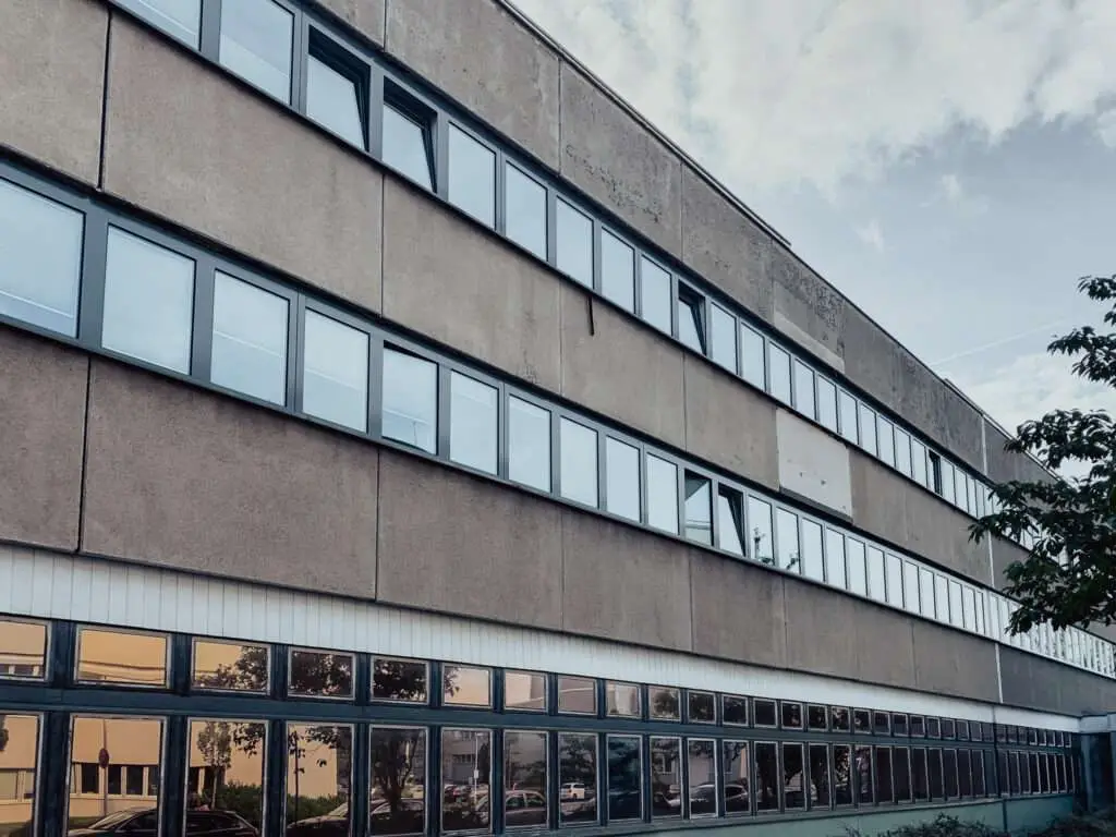 alte Außenfassade eines Bürogebäudes