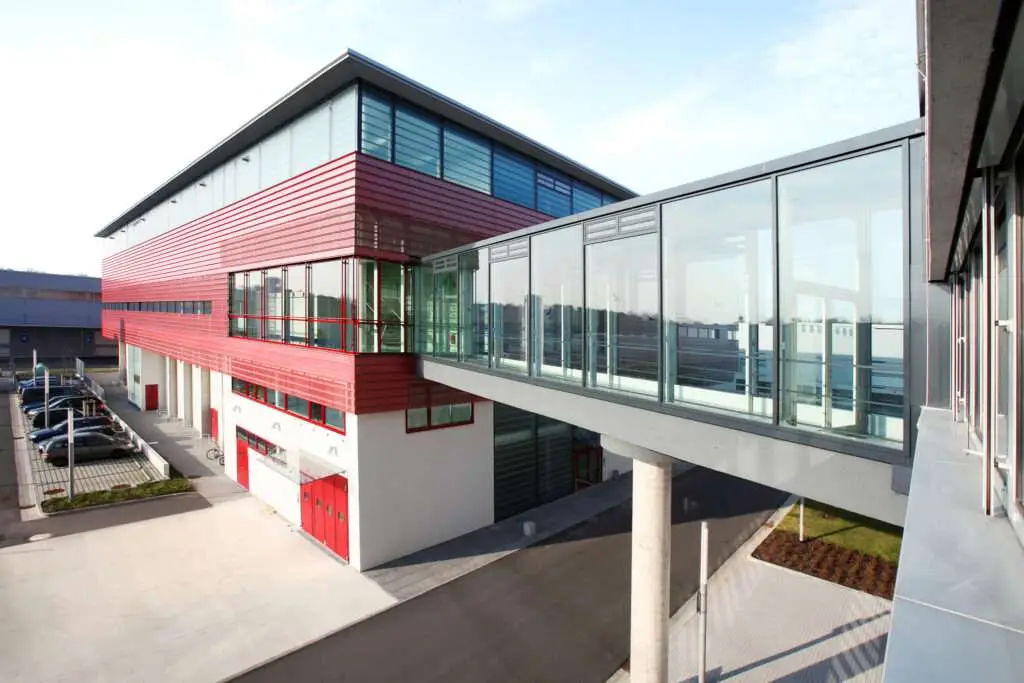 Glasbrücke zwischen zwei Häusern