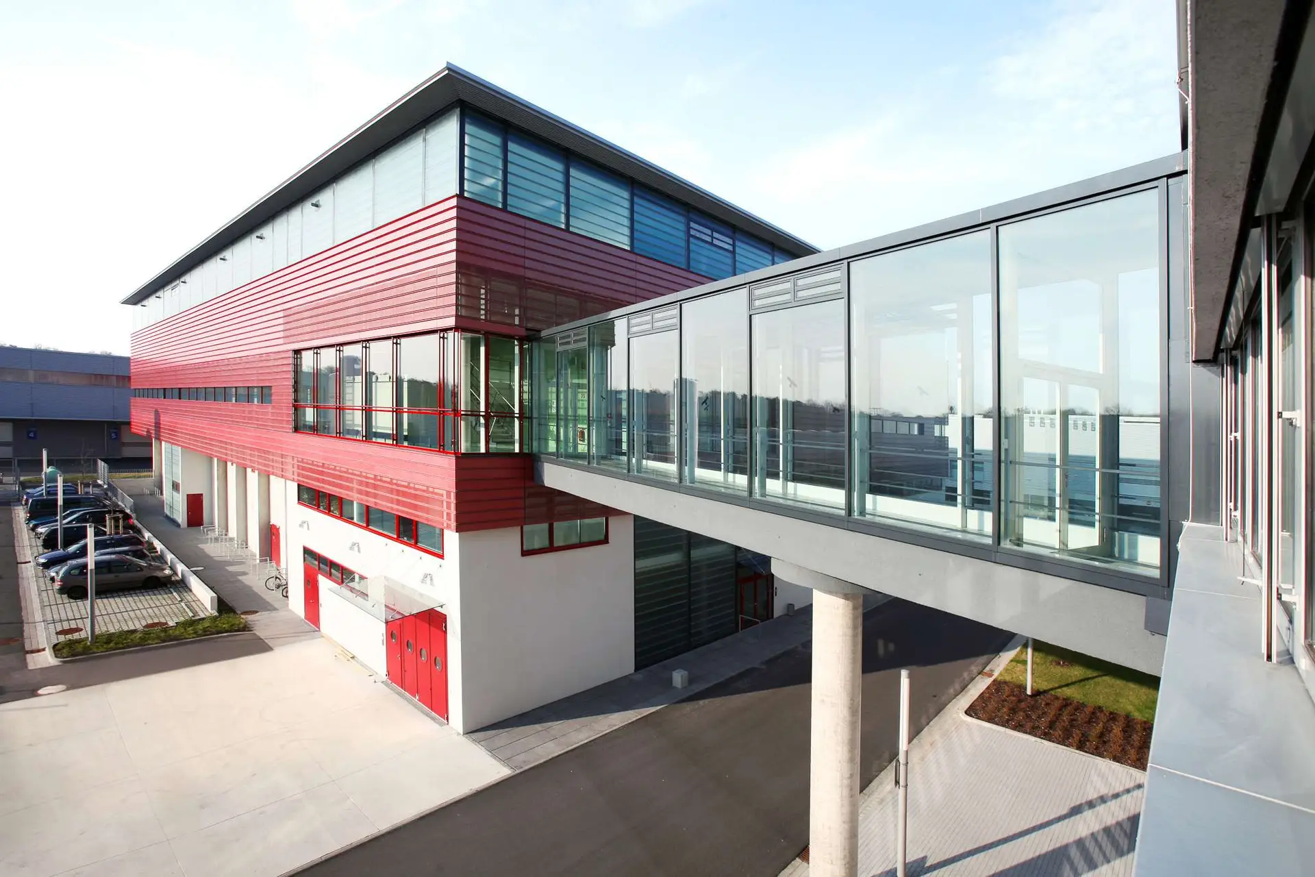 Glasbrücke zwischen zwei Häusern